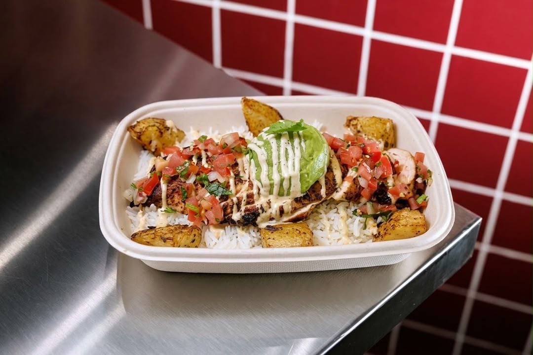 Gym Bowl — White rice, 200 g Grilled chicken, roasted potato, Guacamole, pico de Gallo, light ranch dressing